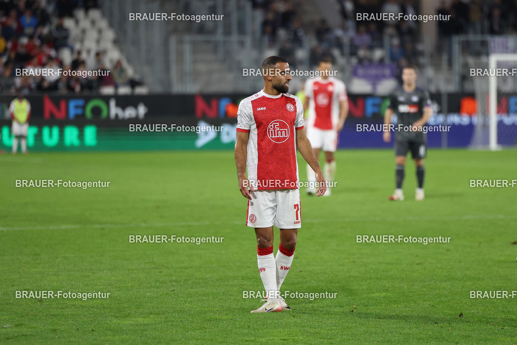 Rot-Weiss Essen - VFL Osnabrück | Essen, Deutschland, 17.09.2025 Ramien Safi  (Rot-Weiss Essen) schautwährend des 3.Liga Spiels zwischen  Rot-Weiss Essen und VFL Osnabrück am 17.09.2025 im Stadion an der Hafenstraße in Essen. (Foto von Timo Bluhmki-Schmidt/Brauer Fotoagentur
