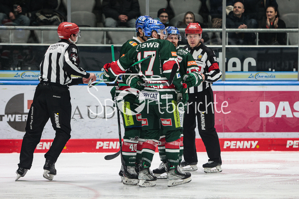 Augsburger Panther - ERC Ingolstadt | Jubel der Panther nach dem Treffer zum 2-3 durch Samuel SORAMIES (AEV#26)