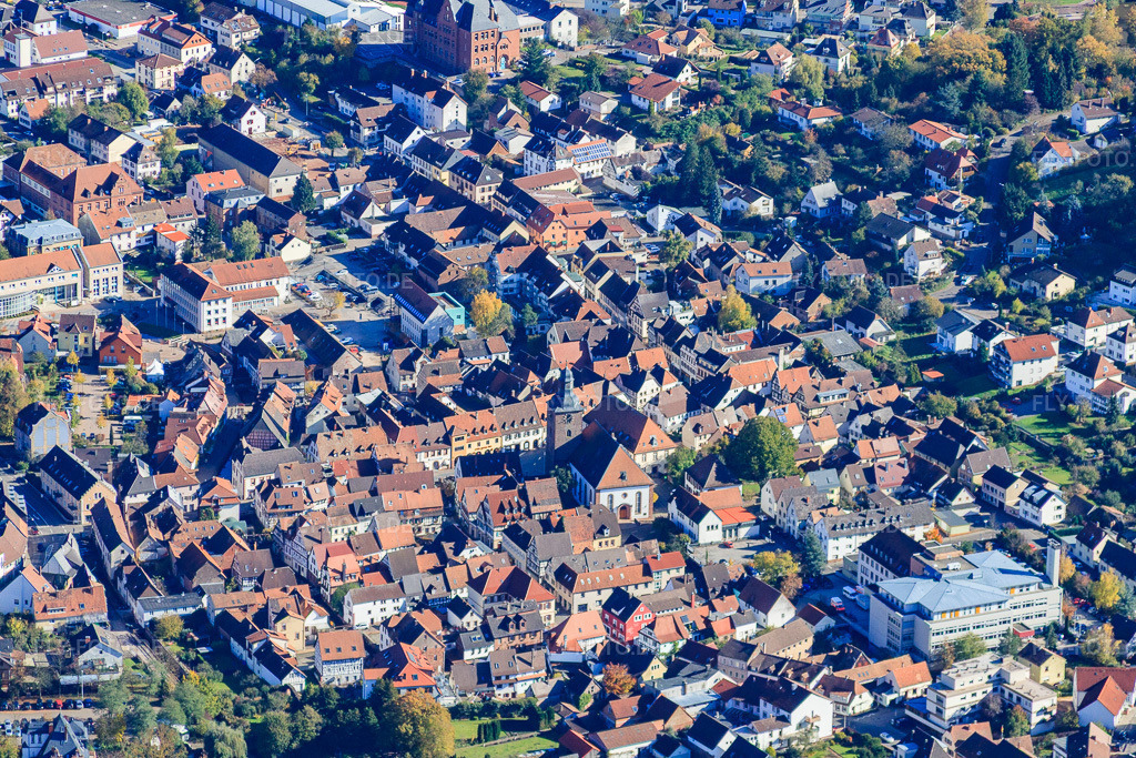 Luftbild: Ortszentrum von Osten mit KFH-Nierenzentrum und Stadtkirche in Annweiler am Trifels im Bundesland Rheinland-Pfalz in Deutschland. Foto: IMG_34755.jpg vom 26.10.2010 durch Werner Riehm/FLY-FOTO.deAuflösung des Originals: 4752 x 3168 pxWWW.KFH.DE