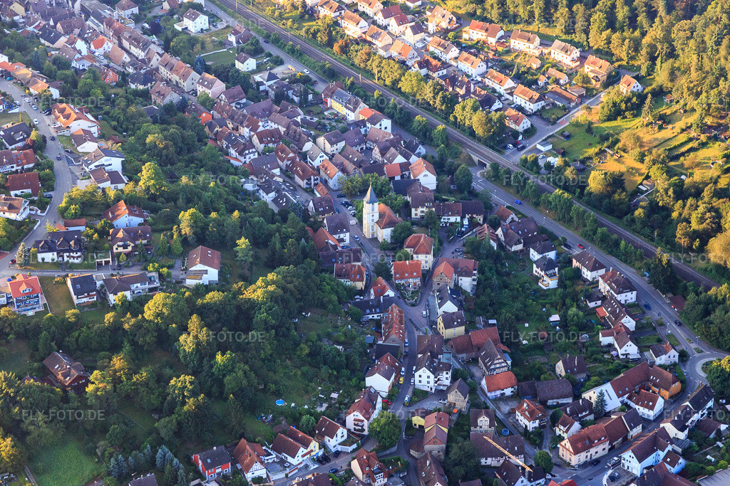 Luftbild: Mühlstraße mit evang. Kirche in Ispringen im Bundesland Baden-Württemberg in Deutschland. – Foto: IMG_092257.jpg vom 01.08.2016 durch Werner Riehm/FLY-FOTO.de – Auflösung des Originals: 5472 x 3648 px – Evangelische Kirchengemeinde Ispringen