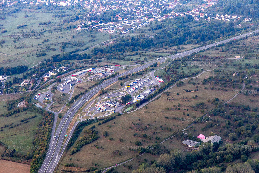 Aerial view: Truck parking areas at the motorway service area and parking lot of the A4 Aire de Service AVIA de Saverne-Eckartswiller in Eckartswiller in the state Bas-Rhin, France. – Photo: IMG_117798.jpg taken on 09/14/2019 by Werner Riehm/FLY-FOTO.com – Resolution of the original: 5472 x 3648 px