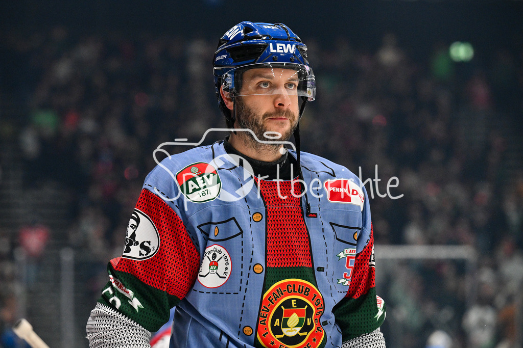 Augsburger Panther - ERC Ingolstadt | AUGSBURG, GERMANY - 12. DECEMBER: im Bild Joseph CRAMAROSSA (Augsburger Panther 92) Einzelfoto / Freisteller beim warmup vor dem Match zwischen den Augsburger Panthern und dem ERC Ingolstadt am 27. Spieltag der Penny DEL im Curt Frenzel Stadion