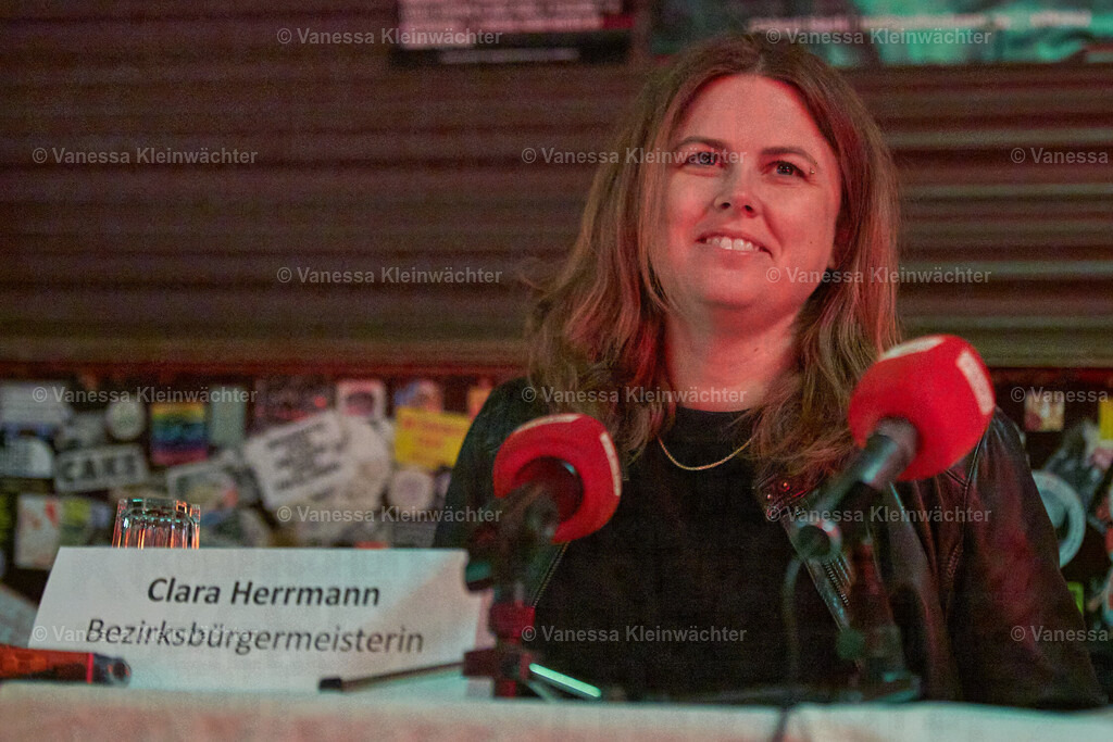 250403_GrundsteuerPK_02 | Pressekonferenz am 03.04.2025 im ://about blank: "Erhöhung der Grundsteuer belastet Pächter*innen öffentlicher Grundstücke in Friedrichshain-Kreuzberg und gefährdet die Clubkultur". Mit Bezirksbürgermeisterin Clara Herrmann, Bezirksstadtrat Andy Hehmke, Eka Neumann vom YAAM und Manu vom Neue Zukunft. - Realisiert mit Pictrs.com