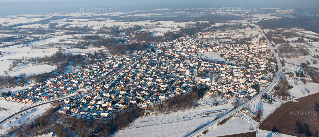 Vue aérienne: Vue hivernale des rues et des maisons enneigées des quartiers résidentiels à Mothern dans le département Bas Rhin, France. Photo: IMG_36615-Bearbeitet.jpg prise le 05/01/2011 par Werner Riehm/FLY-FOTO.eu – Résolution de l'original: 7042 x 3034 px