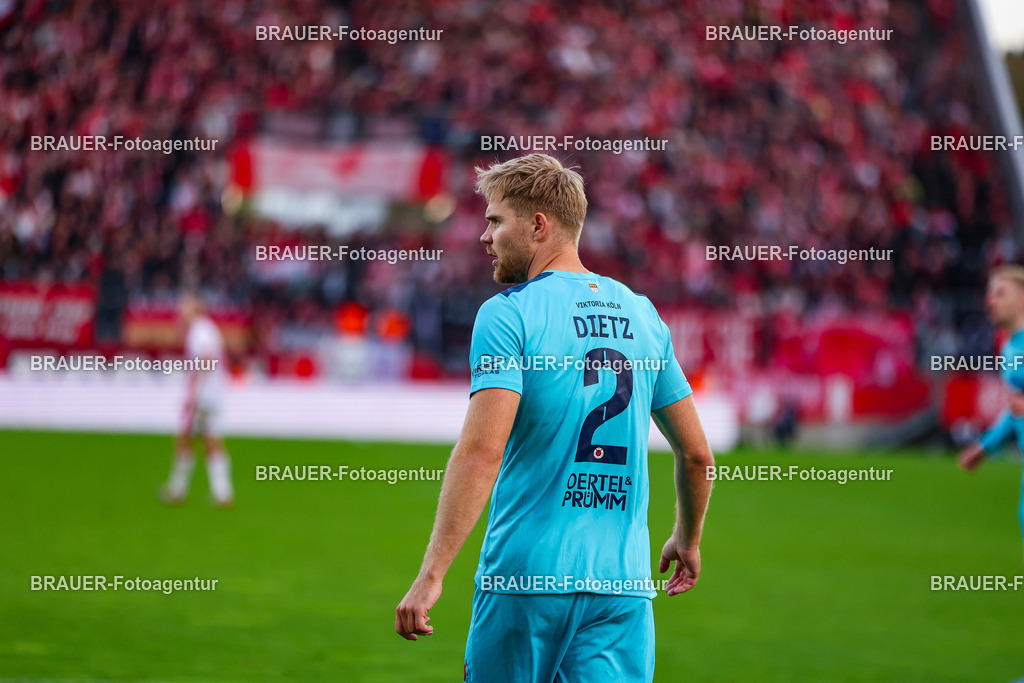 Rot-Weiss Essen - Viktoria Köln - 3.Liga | Essen, Deutschland, 18.10.2025 Lars Dietz (Viktoria Köln)  schaut während des 3.Liga Spiels zwischen Rot-Weiss Essen- Viktoria Köln im Stadion an der Hafenstraße am 01.08.2025 in Essen. (Foto von Timo Bluhmki-Schmidt/ Brauer Fotoagentur