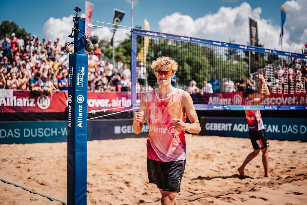 Beachvolleyball | Männer | Allianz German Beach Tour 2025 | Tourstop München | 12.07.2025 | Tamo Wüst jubelt nach dem Sieg