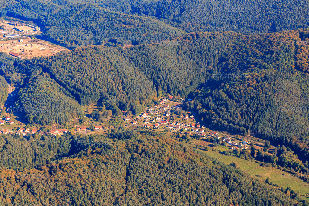 Luftbild: Ortsansicht von Westen im Ortsteil Salzwoog in Lemberg im Bundesland Rheinland-Pfalz in Deutschland. Foto: IMG_095211.jpg vom 16.10.2016 durch Werner Riehm/FLY-FOTO.de