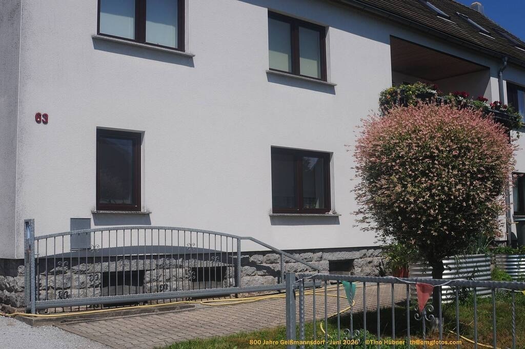 Geißmannsdorf-2026-Ortsbilder-419 | Geißmannsdorf bei Bischofswerda im Sommer 2026. Ein fotografischer Streifzug durch das Dorf Geißmannsdorf, mit Gebäuden, Straßen, Strohpuppen und geschmückten Vorgärten und Grundstücken anlässlich der 800-Jahr-Feier von Geißmannsdorf im Juni 2026 - Realisiert mit Pictrs.com