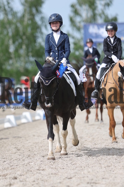 Birkhof_2024_Prfg.Nr.01_Dressur-WB_Siegerehrung_Prüfung_Nr01_Dressur-WB (73) | Alle Fotos der Reiterjournal Fotografin Doris Matthaes im Reiterjournal Online-Fotoshop. - Realisiert mit Pictrs.com