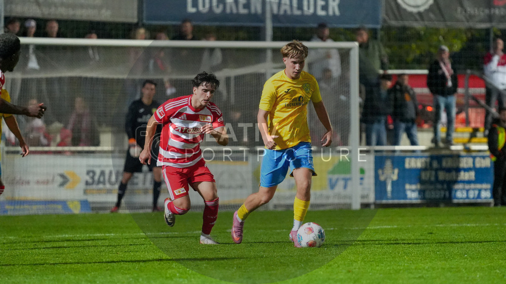Fußball, Herren, Saison 2025/2026, Testspiel, Freundschaftsspiel, FSV 63 Luckenwalde vs. 1.FC Union Berlin, Mittwoch 08.10.2025, Werner-Seelenbinder-Stadion Luckenwalde, | Fußball, Herren, Saison 2025/2026, Testspiel, Freundschaftsspiel, FSV 63 Luckenwalde vs. 1.FC Union Berlin, Mittwoch 08.10.2025, Werner-Seelenbinder-Stadion Luckenwalde, Im Bild: David Preu (l. Union) und Fritz Schröder (r. Luckenwalde) - Realisiert mit Pictrs.com
