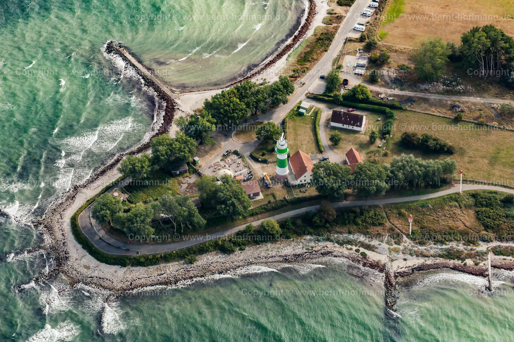 PLB_5181m_LT-Buelk_max90x60_150 | Luftbild, Kieler Förde, Leuchtfeuer Bülk, Cafe am Leuchtturm, bei starkem Ostwind - Realisiert mit Pictrs.com