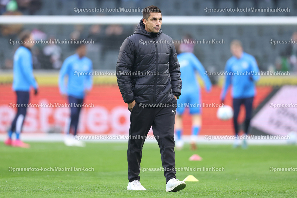 BMG14122401004 | 14.12.2024, Fußball, Borussia Mönchengladbach - Holstein Kiel, 1. Fußball Bundesliga, Borussia-Park, Saison 2024 2025: Cheftrainer Marcel Rapp (Trainer Kiel)DFB regulations prohibit any use of photographs as image sequences and or quasi-video.