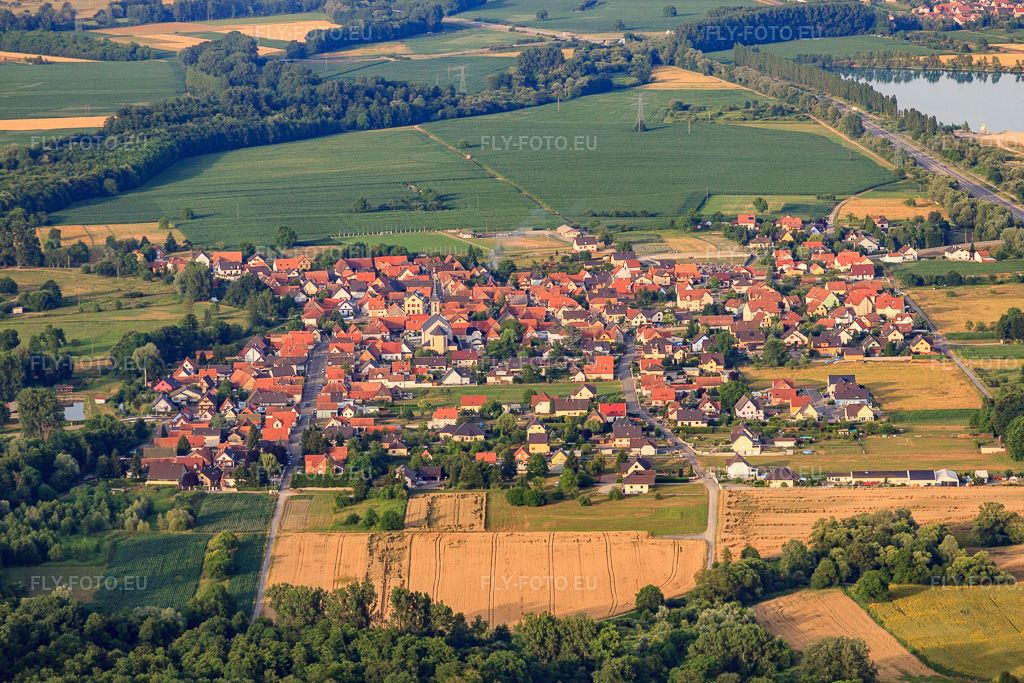 Vue aérienne: Vue de la ville depuis le sud-ouest à Leutenheim dans le département Bas Rhin, France.Photo: IMG_30574.jpg prise le 09/07/2010 par Werner Riehm/FLY-FOTO.euRésolution de l'original: 4752 x 3168 px