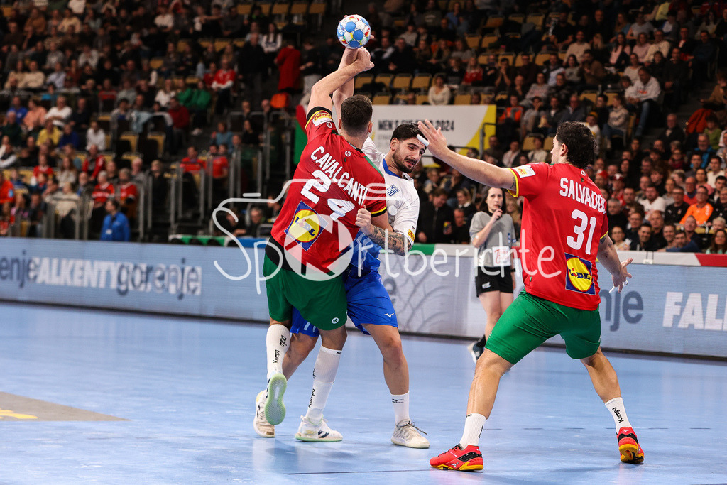 Portugal - Griechenland | Alexandre CAVALCANTI (POR #24) kann Savvas SAVVAS (GRE #77) am Wurf hindern
