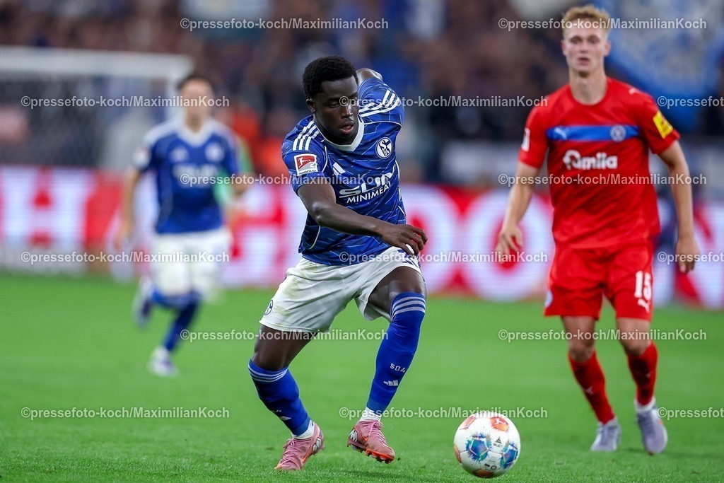 S0413092501121 | 13.09.2025, Fußball, FC Schalke 04 - Holstein Kiel, 5.Spieltag, 2. Fußball Bundesliga, Veltins-Arena Gelsenkirchen, Saison 2025 2026: Christian Pierre Louis Gomis (Schalke04 #07)DFB regulations prohibit any use of photographs as image sequences and or quasi-video.