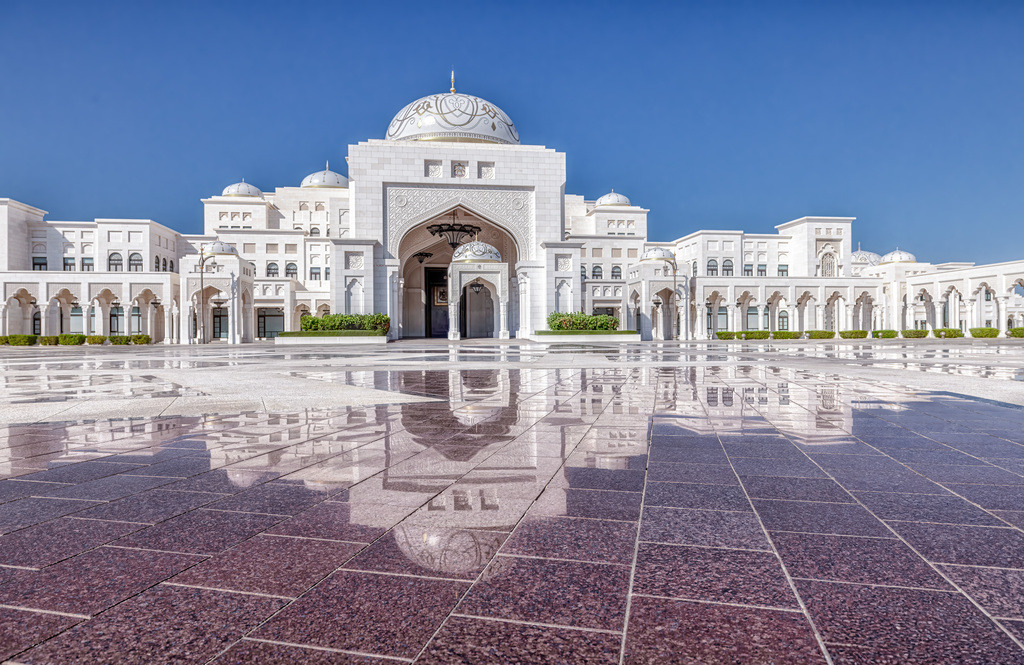 Majestätisch spiegelt sich der Qasr Al Watan in Abu Dhabi im strahlenden Licht | Das Bild zeigt den prunkvollen Qasr Al Watan (Palast der Nation), den funktionierenden Präsidentenpalast der Vereinigten Arabischen Emirate in Abu Dhabi.Architektur und Design: Der zwischen 2010 und 2017 erbaute Komplex erstreckt sich über 380.000 Quadratmeter. Die helle Fassade aus weißem Granit und Kalkstein ist mit aufwendigen arabesken Mustern verziert.Zentraler Punkt: Im Inneren befindet sich die berühmte Große Halle mit einer riesigen Kuppel, die einen Durchmesser von 37 Metern misst - Realisiert mit Pictrs.com