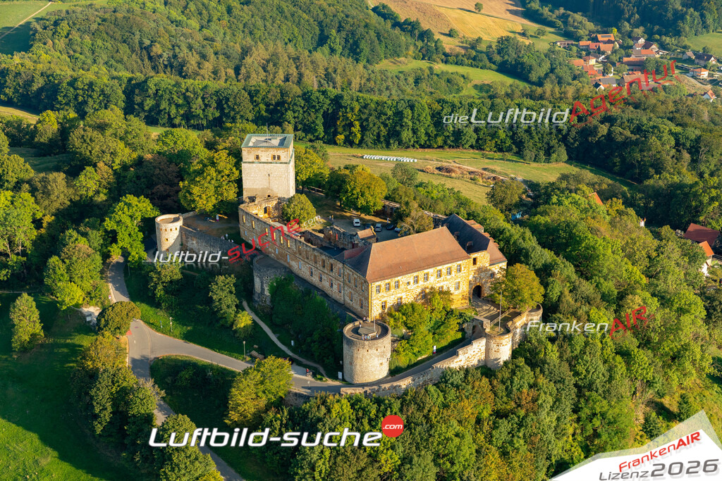 Das Luftbild zeigt : Giechburg Scheßlitz - Die Luftaufnahme wurde 2024 vom UL-Flugzeug aus erstellt ( keine Drohne ) - Hochauflösende Luftaufnahme - Für grossformatige Ausdrucke geeignet. Die Geschenkidee !Mit Lizenz und Bildrechte bestellbar