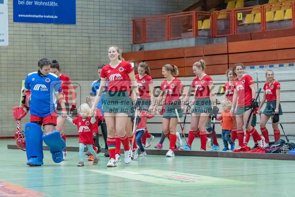HK_20230122_103015 | 1. Bundesliga ( Halle ) Damen Crefelder HTC - Rot-Weiss Köln am 22.1.2023 Crefelder HTC  ( CHTC ) Halle Glockenspitz , Krefeld , Küskes Anna ( Crefelder HTC #44 ) , Sonja Thüner Torfrau ( Crefelder HTc #1 )
