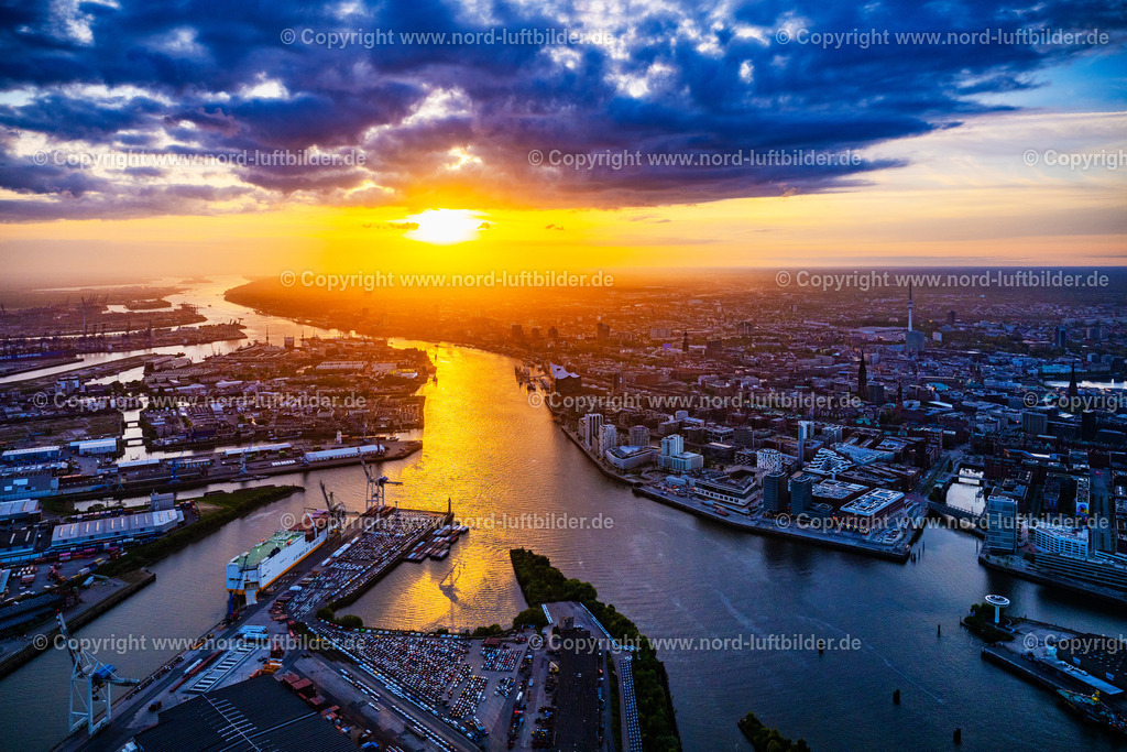 Hamburg_Elbphilharmonie_Sonnenuntergang_ELS_9224060525 | HAMBURG 06.05.2025 Stadtansicht vom Stadtzentrum am Ufer des Flußverlaufes der Elbe im Ortsteil HafenCity in Hamburg, Deutschland. Weiterführende Informationen bei: Hafen Hamburg Marketing e.V. (HHM),  HamburgMusik gGmbH,  hamburg.de GmbH & Co. KG. // City view of the city center on the river bank of the River Elbe, in the district HafenCity in Hamburg, Germany. Further information at: Hafen Hamburg Marketing e.V. (HHM),  HamburgMusik gGmbH,  hamburg.de GmbH & Co. KG. Foto: Martin Elsen