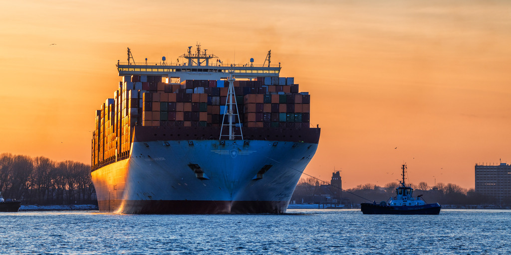 10260209 - Containerschiff und Schlepper im Abendrot | Stimmungsvolle Hafenszene mit dem Containerschiff "Maren Maersk" und dem Schlepper "Fairplay-91" im Abendrot.
