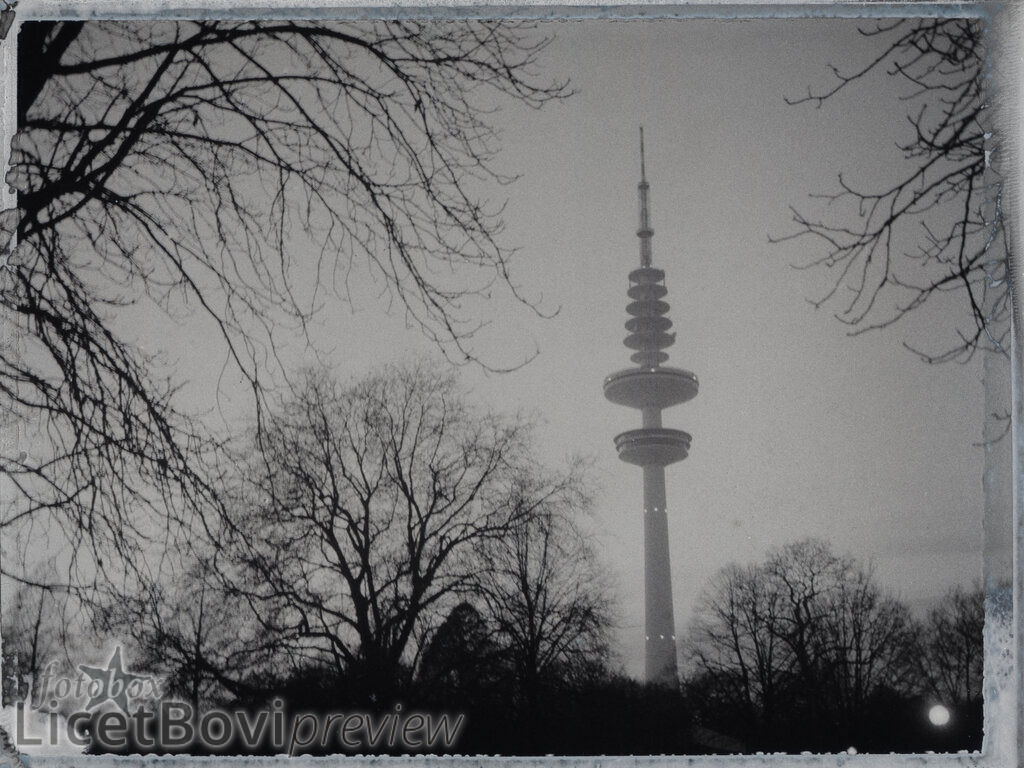 Thirty-six Views of Mount Fuji  (Heinrich-Hertz-Turm) | Scan von Sofortbild-Negativ (Fuji FP-3000B, 2013) - Realisiert mit Pictrs.com