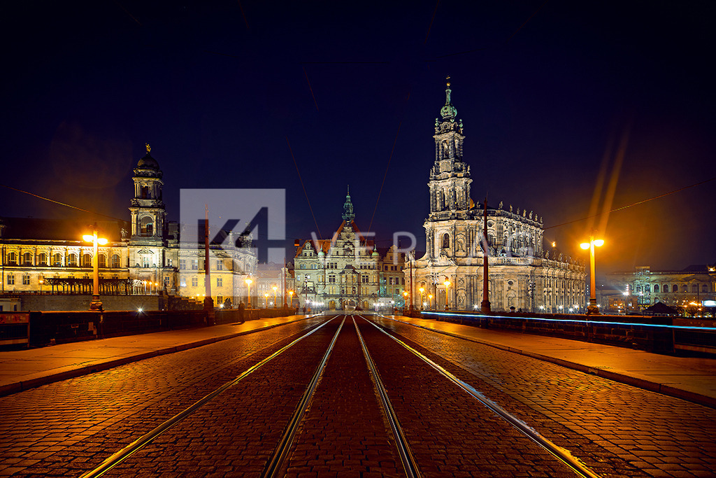 Augustusbrücke-Hofkirche-Schlosstor_DSC1794_neu | Blick von der Augustusbrücke auf die Hofkirche und das Schloss bei Nacht - Realisiert mit Pictrs.com