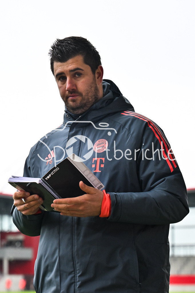 FC Bayern München - Hannover 96 | MUNICH, GERMANY - 15. FEBRUARY: im Bild Peter GAYDAROV Trainer FC Bayern München U19 / Einzelfoto / Freisteller während dem Spiel zwischen der U19 des FC Bayern München und der U19 von Hannover 96 am 2. Spieltag der Hauptrunde der U19-DFB-Nachwuchsliga am FC Bayern Campus