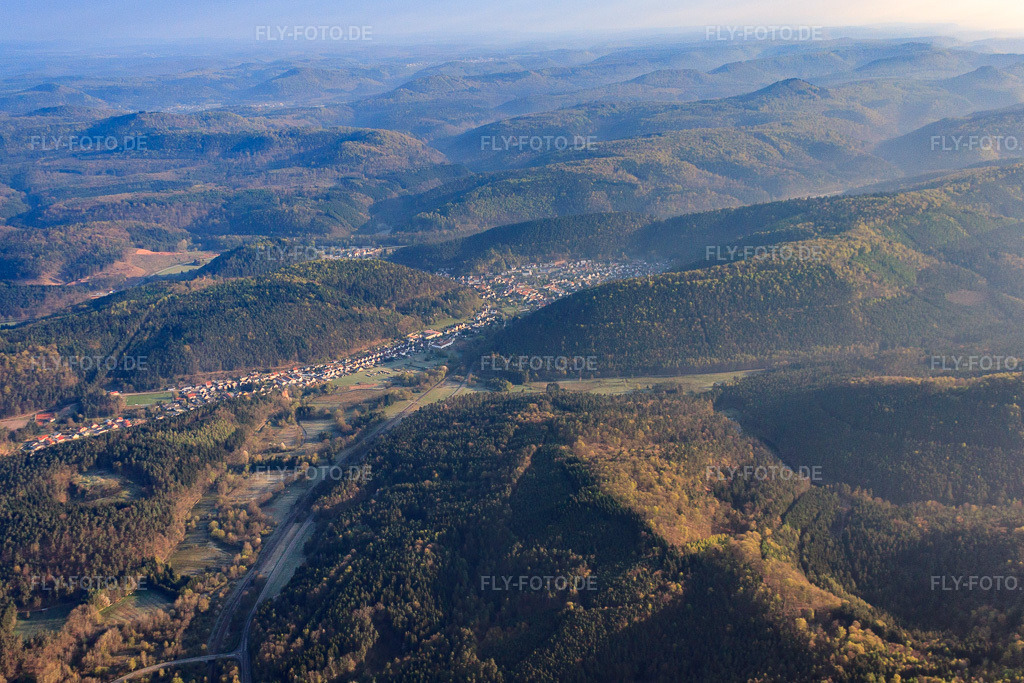 Luftbild: Ortsansicht von Osten in Hinterweidenthal im Bundesland Rheinland-Pfalz in Deutschland. Foto: IMG_39643.jpg vom 16.04.2011 durch Werner Riehm/FLY-FOTO.deAuflösung des Originals: 4599 x 3066 px
