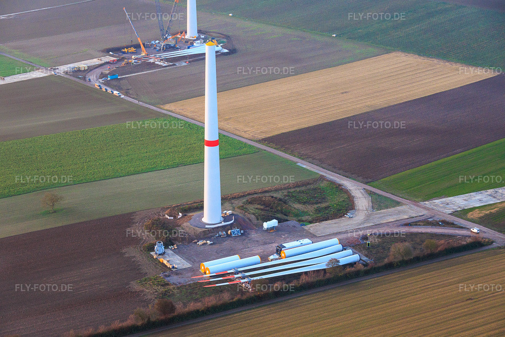 Luftbild: Riesenkran zum Repowering des Windpark Minfeld. JUWI ersetzt vier Altanlagen (GE 1.5) aus 2004 durch zwei neue, modernen Anlagen vom Typ Vestas V162 mit je sechs MW in Minfeld im Bundesland Rheinland-Pfalz in Deutschland. Foto: IMG_152176.jpg vom 12.12.2025 durch Werner Riehm/FLY-FOTO.deJUWI Windparks - JUWI