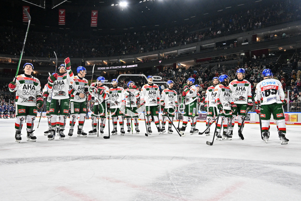 Kölner Haie - Augsburger Panther | die Panther bedanken sich bei den mitgereisten Fans nach dem Auswaertssieg in Koeln und feier zusammen den Sieg / DEL: Koelner Haie - Augsburger Panther, Lanxess Arena am 05.01.2025