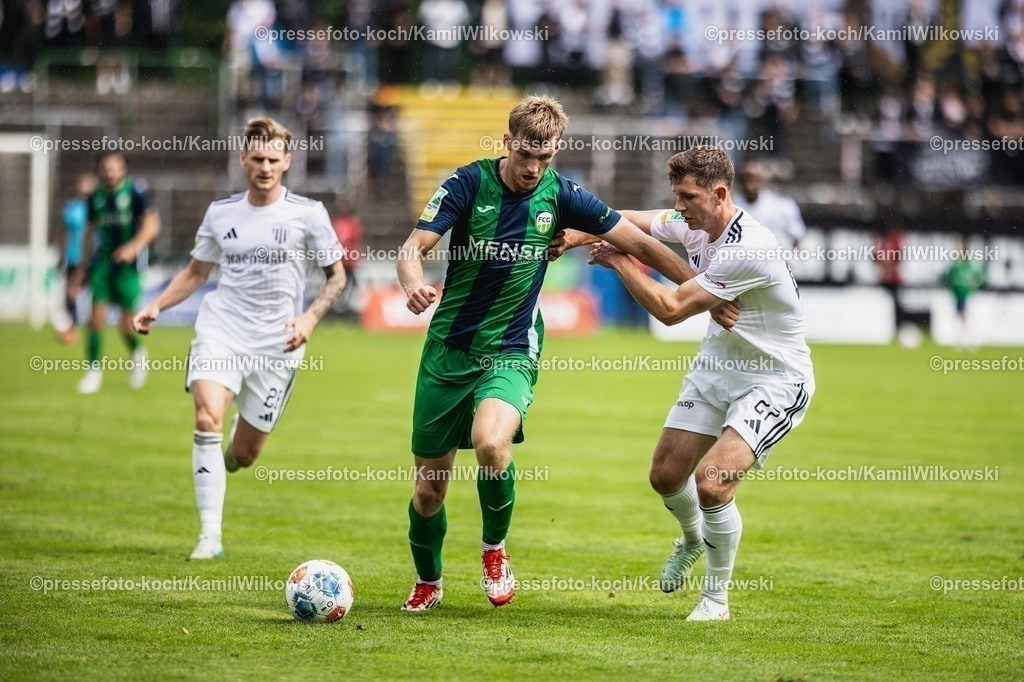 xKWI02082501013 | 02.08.2025, xkwix, Fußball, Regionalliga West, FC Gütersloh - 1. FC Bocholt, Ohlendorf Stadion im Heidewald: Maik Amedick (1.FC Bocholt #27)  im Zweikampf gegen Luis Frieling ( FC Gütersloh #21 ) 