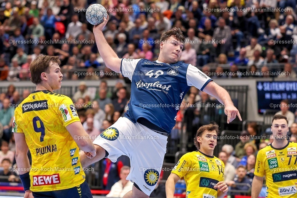 BHC16112501103 | 16.11.2025, Handball, HBL, Bergischer HC - Rhein-Neckar Löwen, Mitsubishi Electric HALLE Düsseldorf: Aron Seesing (BHC #49) wirft an Steven Plucnar Jacobsen (Rhein-Neckar Löwen #09) vorbei auf das Tor 
