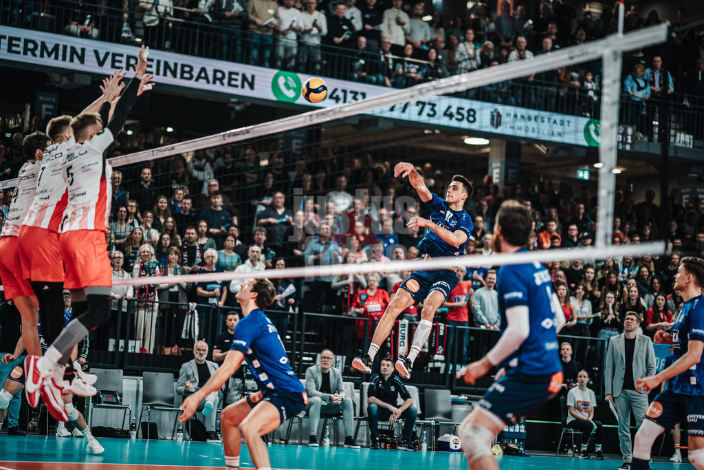 Volleyball | Herren | Saison 2023/2024 | CEV Volleyball Cup 2024 Finale | SVG Lüneburg (GER) vs. Asseco Resovia Rzeszow (POL) | 12.03.2024 | Xander Wolf Wassenaar Ketrzynski (#11, SVG Lüneburg) beim Angriff