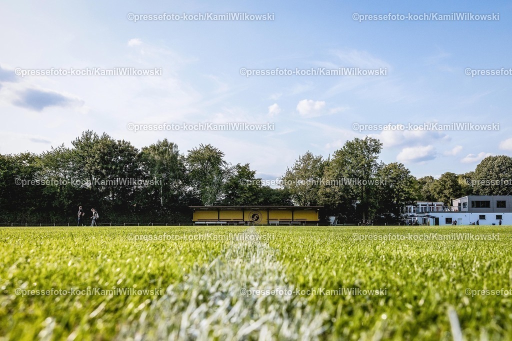 xkwi06082501001 | 06.08.2025, xkwix, Fußball, Krombacher Westfalenpokal, SuS Bad Westernkotten 1920 - SC Wiedenbrück, Stadion Am Zehnthof: Spielfeld und Tribüne