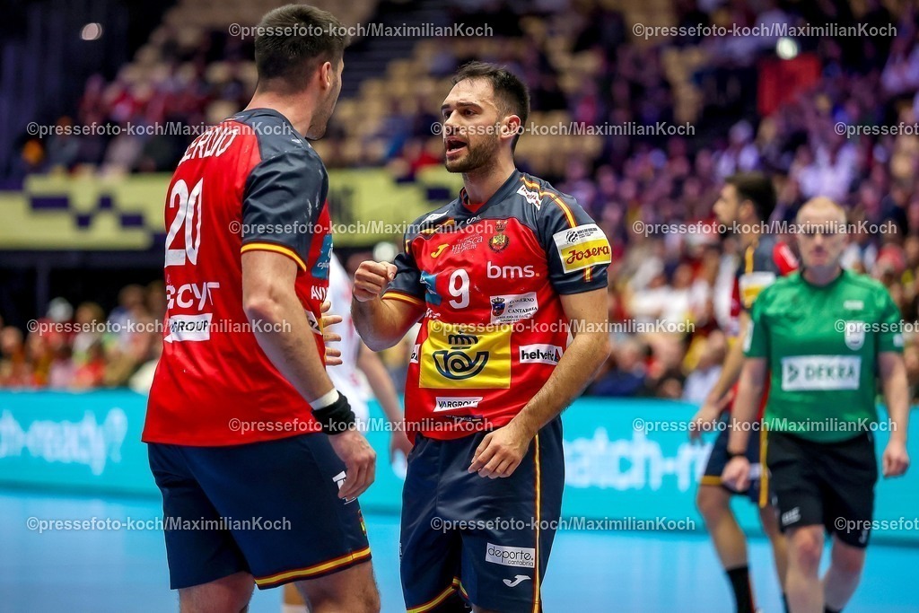 EHF15012601059 | 15.01.2026, Handball, Men's EHF EURO 2026, Spanien - Serbien, Jyske Bank Boxen in Herning, Dänemark, Preliminary Round:  Abel Serdio Guntín (Espania #20) neben  Ian Tarrafeta Serrano (Espania #09) 