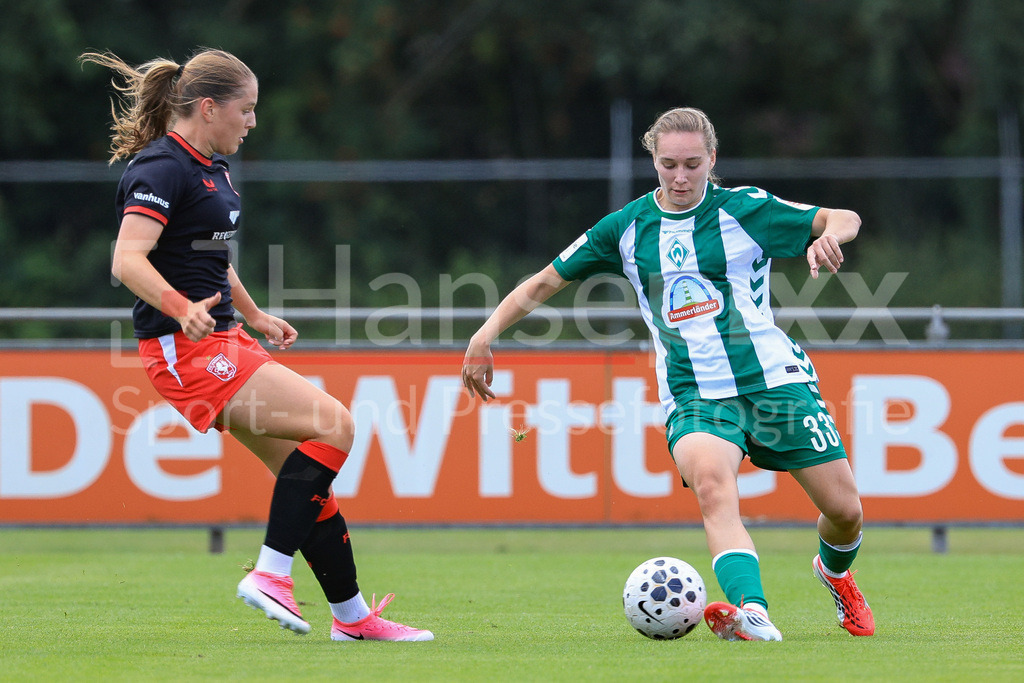 Fussball, Testspiel Frauen, FC Twente Enschede - SV Werder Bremen | v.li.: Anne Gelevert (FC Twente Enschede, 20) und Maria Penner (SV Werder Bremen, 33) im Zweikampf, Duell, Dynamik, Aktion, Action, Spielszene