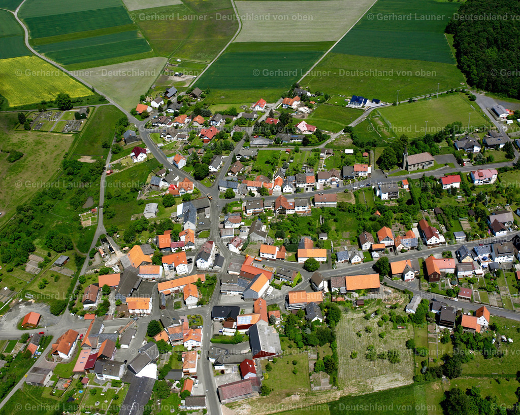 2614119 | OHMES 09.06.2006 Landwirtschaftliche Nutzflächen und Feldgrenzen  umsäumen das Siedlungsgebiet des Dorfes in Ohmes im Bundesland Hessen, Deutschland // Agricultural land and field boundaries surround the settlement area of the village  in Ohmes in the state Hesse, Germany Foto: Gerhard Launer