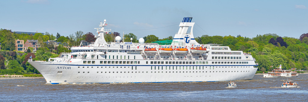 Astor und Freya | Ein Kreuzfahrtschiff und das Dampfschiff Freya auf der Elbe. Vorneweg fährt die Astor, ein ehemaliges Schiff von 176 Metern Länge, dahinter fährt der Raddampfer Freya, Baujahr 1905, mit einer Länge von knapp 52 Metern. Entstanden ist die Fotografie beim Hafengeburtstag 2016 in Hamburg. - Realisiert mit Pictrs.com