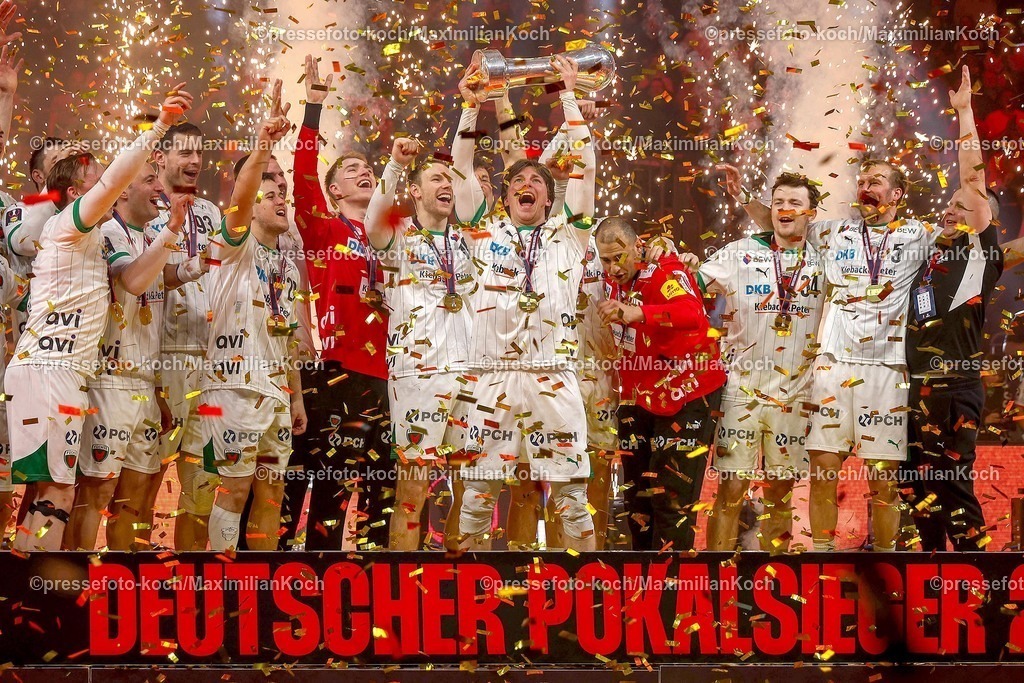 xSSCx19042602043 | 19.04.2026, xsscx, Handball, DHB-Pokal Lidl Final4, Finale, Füchse Berlin - Bergischer HC, Saison 2025 / 2026 Herren, Lanxess Arena, Köln: Die Mannschaft der Füchse Berlin feiert den Sieg im DHB-Pokal  Photo: xSandraxScherningxPressefotoKochx