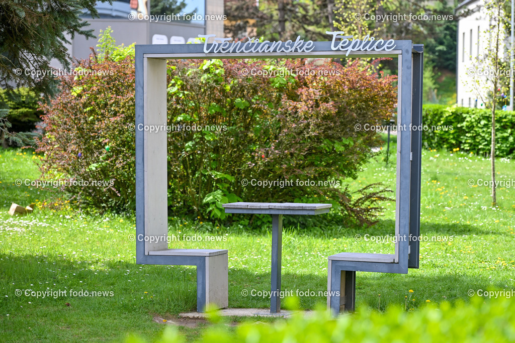 Slowakei_ Trenciansky kraj_ Trencianske Teplice_ 22.04.2025-5 | 22.04.2025, Slowakei, SVK, Trenciansky kraj, Trencianske Teplice, im Bild Trencianske Teplice, Trentschin-Teplitz, Stadt im Westen der Slowakei, Kurort mit Sehenswuerdigkeiten, Hotels aus der Zeit der habsburgischen Monarchie, einem Kurpark sowie alten Badehaeusern, Stadtansichten, Gebaeude, Architektur, Park, Strassen, Haeuser, Infrastruktur,  Denkmaeler, Kultur