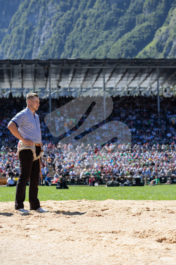 ESAF2025_07Gang_6531 | Die Schwinger des Schwyzer Kantonalen Schwingerverbandes: Fotos, die Dynamik und Leidenschaft festhalten, sowie emotionale Momente aus dem traditionellen Schwingsport zeigen. - Realisiert mit Pictrs.com