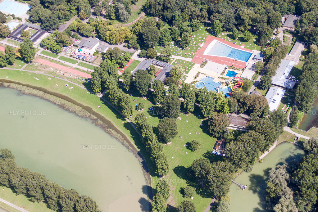 Luftbild: Badegäste auf den Liegewiesen am Schwimmbecken des Freibades Rheinstrandbad Rappenwört am Rhein im Ortsteil Daxlanden in Karlsruhe im Bundesland Baden-Württemberg in Deutschland. Foto: IMG_31184.jpg vom 09.08.2010 durch Werner Riehm/FLY-FOTO.de