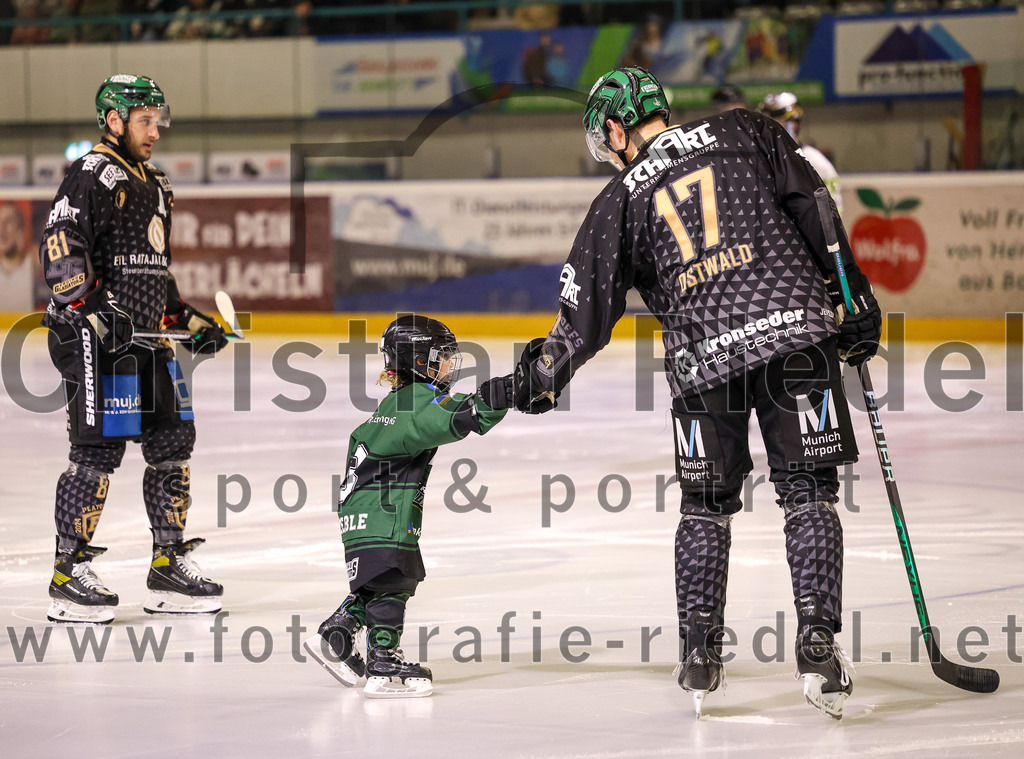 2024-02-23_009_TSV_Erding_gegen_ERSC_Amberg | Erding, Deutschland, 23.02.2024:
Eishockey, Bayernliga Playoffs 2023 / 2024, 3. Spieltag, TSV Erding gegen ERSC Amberg, Endergebnis: 2:3 n. V.

Maximilian Forster (Erding Gladiators, #81), Elia Ostwald (Erding Gladiators, #17)

Foto: Christian Riedel / fotografie-riedel.net