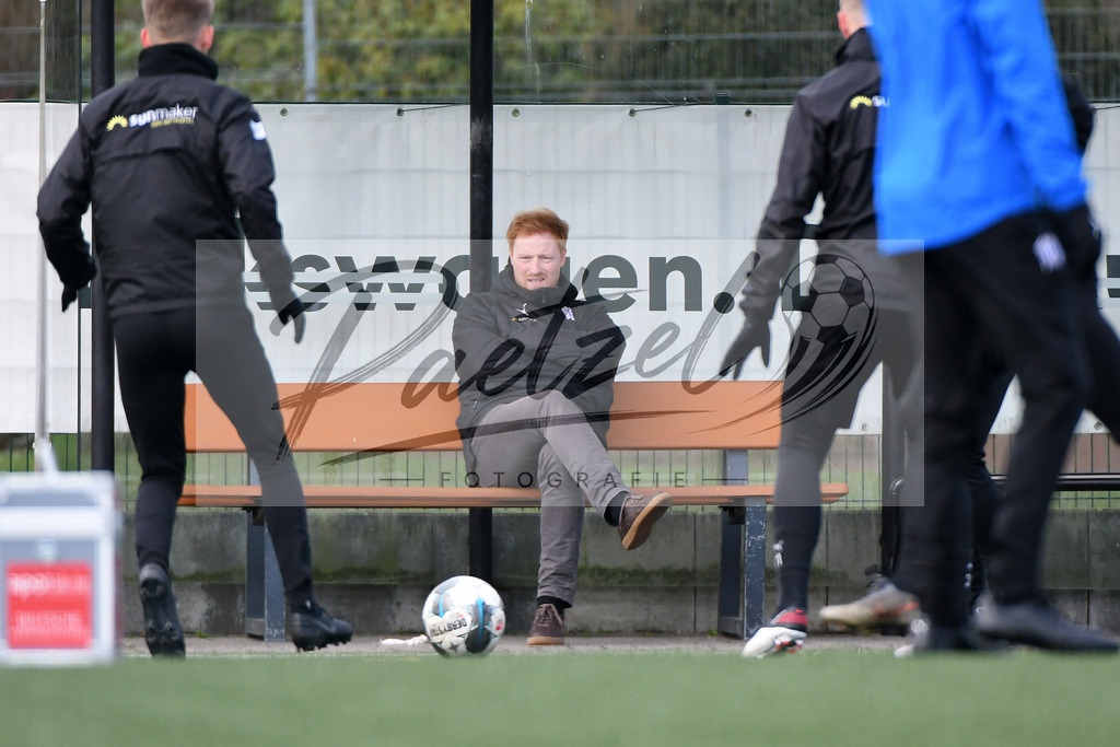 20200302_TRAOSN_0006 | Fussball, Herren: Sportdirektor Benjamin Schmedes (VfL Osnabrueck) schaut waehrend der Trainingseinheit des VfL Osnabrueck im Sportpark Illoshoehe am 02.03.2020 in Osnabrueck, Deutschland. - Realisiert mit Pictrs.com