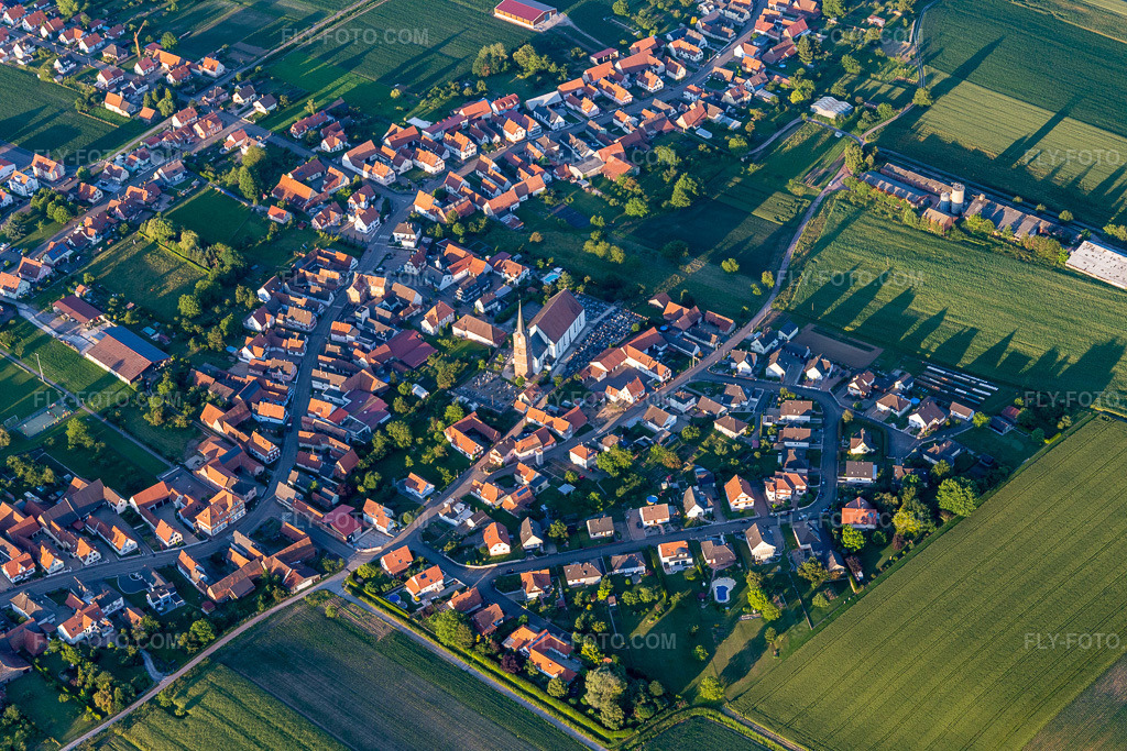 Aerial view: Church building in the village center in Schleithal in the state Bas-Rhin, France. – Photo: IMG_115547.jpg taken on 06/16/2019 by Werner Riehm/FLY-FOTO.com – Resolution of the original: 5472 x 3648 px
