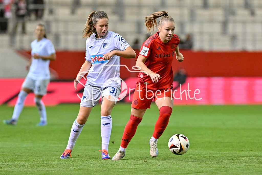 FC Bayern München Frauen - TSG 1899 Hoffenheim Frauen | im Duell Jana FELDKAMP (TSG 1899 Hoffenheim #31) und Weronika ZAWISTIWSKA (FC Bayern München Frauen #24) / Google Pixel Frauen Bundesliga: FC Bayern München - TSG Hoffenheim, FC Bayern Campus am 23.09.2024