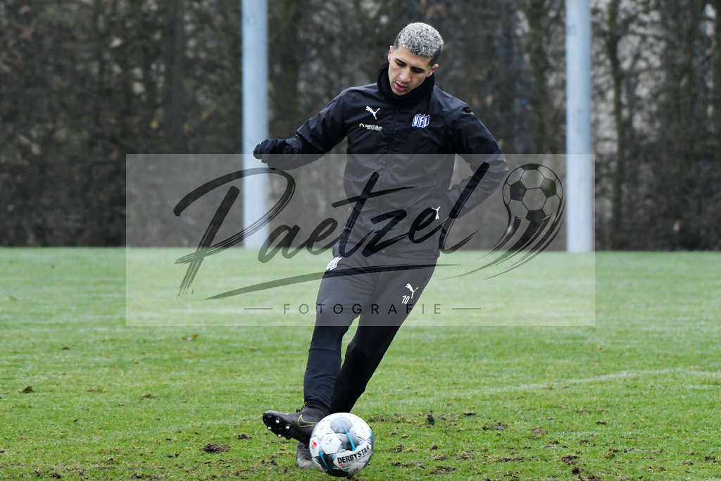 20200125_TRAOSN_0050 | Fußball, Herren: Anas Ouahim (VfL Osnabrück) in Aktion, am Ball, Einzelaktion beim Training des VfL Osnabrück am 25.01.2020 im Sportpark Illoshöhe in Osnabrück, Deutschland.(Foto von Nico Paetzel) - Realisiert mit Pictrs.com