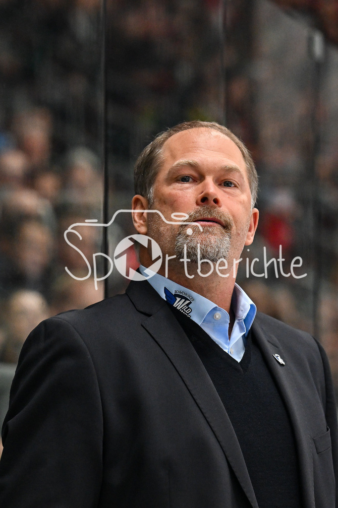 Augsburger Panther - Schwenninger Wild Wings | AUGSBURG, DEUTSCHLAND - 2. NOVEMBER: Steve WALKER headcoach Schwenninger Wild Wings beim Ligaspiel zwischen den Augsburger Panthern und den Schwenninger Wild Wings am 17. Spieltag der Penny DEL im Curt Frenzel Stadion am 02.11.2025