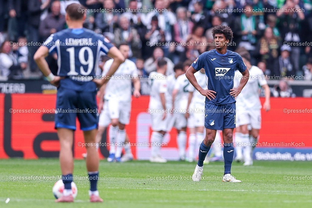 BMG16052601026 | 16.05.2026, Fußball, Borussia Mönchengladbach - TSG 1899 Hoffenheim, 1. Fußball Bundesliga, 34.Spieltag, Borussia-Park, Saison 2025 2026: Tim Lemperle&nbsp;(TSG Hoffenheim #19)  Bernardo&nbsp;(TSG Hoffenheim #13) enttäuscht Enttäuschung nach dem Tor zum 0:1  DFB regulations prohibit any use of photographs as image sequences and or quasi-video.