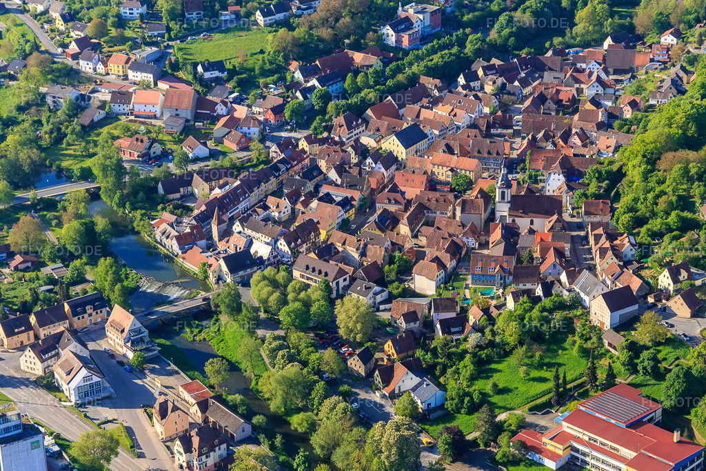 Luftbild: Altstadt aus Norden am Morgen mit Schlosserturm, Kirche St. Peter und Paul und Tauberturm in Creglingen im Bundesland Baden-Württemberg in Deutschland.Foto: IMG_146467.jpg vom 10.05.2025 durch Werner Riehm/FLY-FOTO.deEvangelische Kirchengemeinde CreglingenTauberlogde